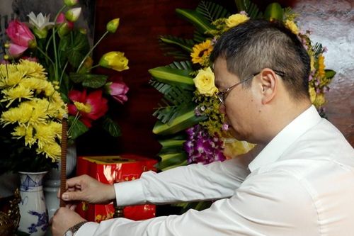 Phó Bí thư Thành ủy Đà Nẵng Nguyễn Mạnh Hùng dâng hương tại Khu di tích Khu ủy Khu V và nhà lưu niệm cụ Huỳnh Thúc Kháng