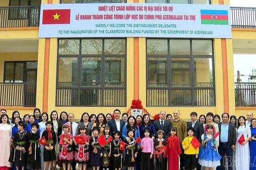 Đồng chí Phó Chủ tịch UBND tỉnh Vũ Thị Hiền Hạnh dự lễ khánh thành công trình nhà lớp học Trường Tiểu học Trần Phú