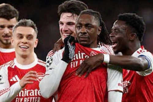 Arsenal xuất sắc đi tiếp