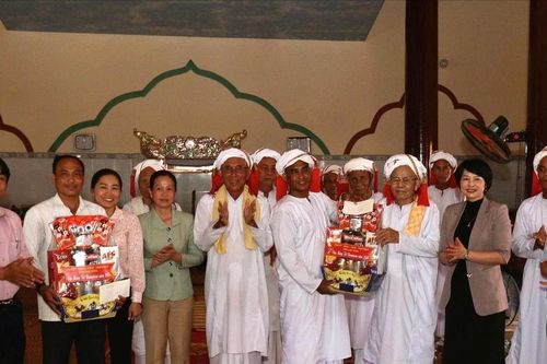 Phó Bí thư Tỉnh ủy Lâm Đồng Phạm Thị Phúc thăm, chúc Tết Ramưwan