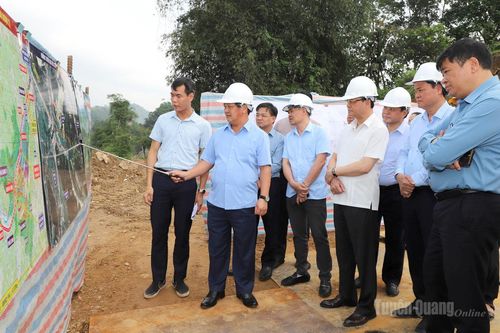 Bí thư Tỉnh ủy Hầu A Lềnh kiểm tra một số công trình tại phường Hà Giang 1 và Hà Giang 2