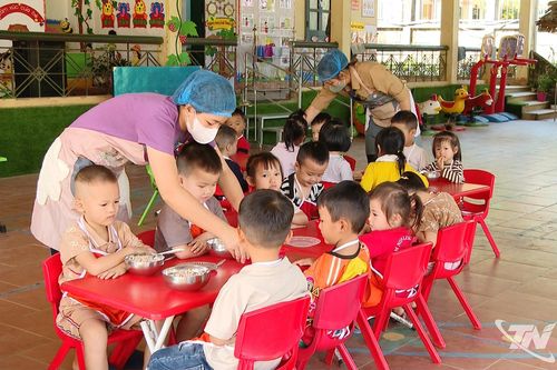 Chú trọng bữa ăn bán trú cho học sinh vùng cao