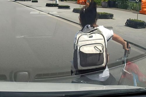 Nữ sinh tạt ngang đầu ô tô, tài xế phanh gấp vẫn không tránh kịp