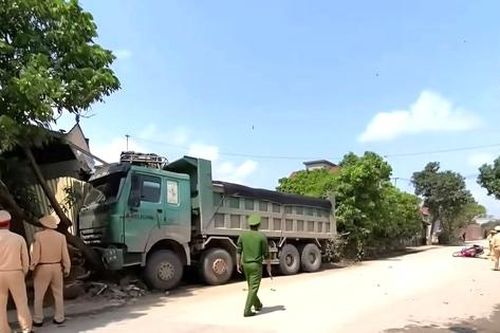 Ninh Bình: Va chạm với xe tải, người đàn ông đi xe máy tử vong thương tâm