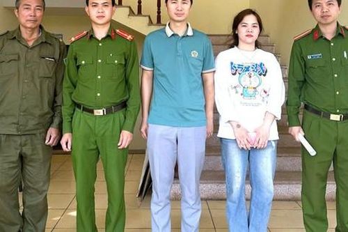 Ninh Bình: Người đàn ông xúc động nhận lại gần 1 tỷ đồng chuyển khoản nhầm