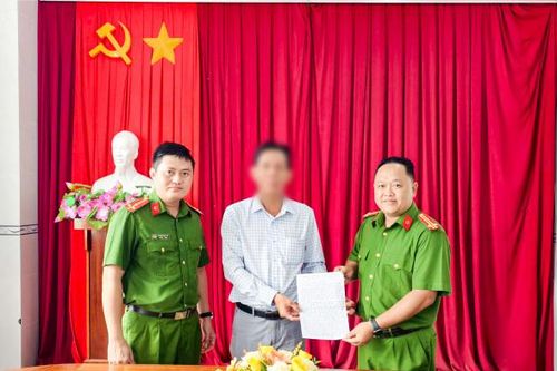 Công an phường hỗ trợ người dân nhận lại gần 1 tỷ đồng chuyển nhầm