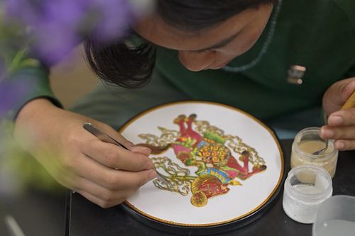 Từ Pháp lam cung đình đến Họa kim sa đương đại
