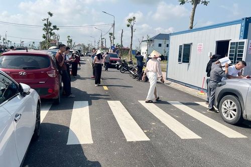 Người đi ô tô xếp hàng dài 'tranh nhau cọc' mua đất ở Hà Tĩnh