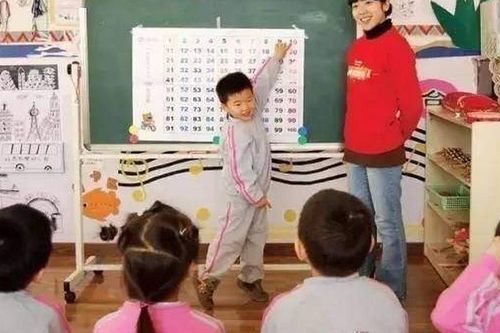 Cô giáo mặc váy ngắn đi dạy bị chụp trộm, mẹ mắng ầm ĩ trong nhóm chat khiến hiệu trưởng phải xin lỗi
