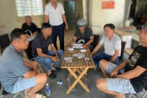 Bắt quả tang 4 người đàn ông 'làm chuyện xấu hổ' tại quán cà phê, hiện trường có 52 lá bài tây