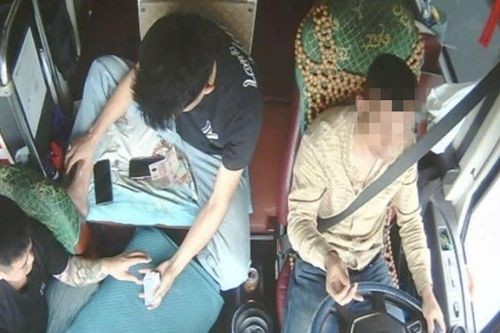 Danh tính tài xế và hai phụ xe có hành vi đánh bài ăn tiền trên ô tô khách trong lúc phương tiện đang lưu thông trên cao tốc Cầu Giẽ - Ninh Bình