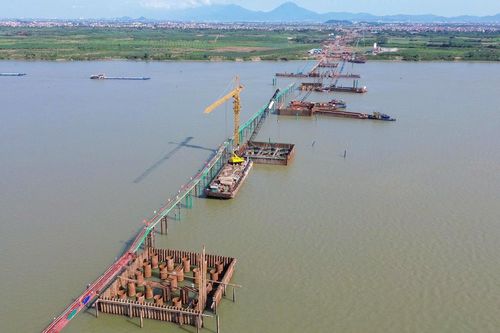 Đại công trường cầu Hồng Hà vượt sông Hồng sau 5 tháng thi công