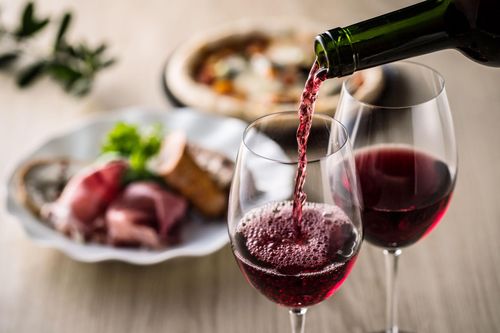 Món ăn Việt nào hợp uống với rượu vang nhất?