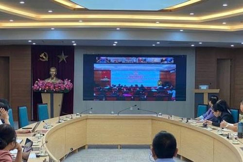 Cán bộ Mặt trận xã Gia Lâm nghe thời sự trong nước và quốc tế