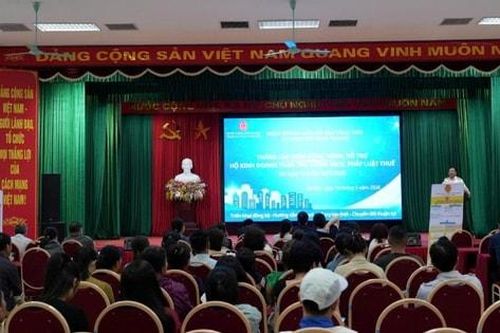Cán bộ hướng dẫn tận nơi, hỗ trợ hộ kinh doanh ở xã Thuận An kê khai thuế