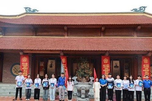 Ứng Thiên kết nạp đoàn viên tiêu biểu tại 'địa chỉ đỏ', tặng quà học sinh khó khăn