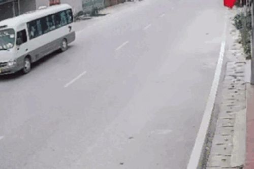 Thái Nguyên: Khoảnh khắc xe tải chở đất tông xe đưa đón học sinh khiến nhiều em bị thương