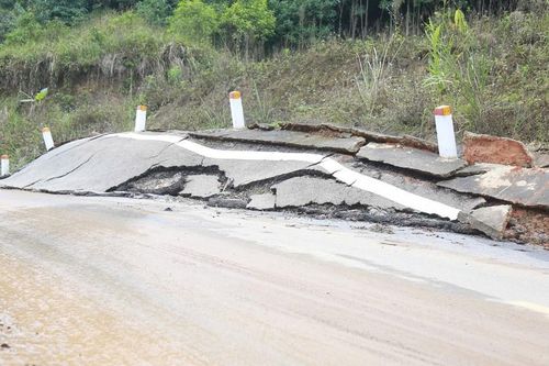 Thái Nguyên: Cận cảnh đường kết nối các xã ở khu du lịch hồ Ba Bể xuất hiện loạt điểm nứt, lún và sạt