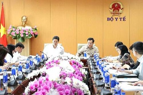 Thúc đẩy hoàn thiện thể chế về phụ cấp đặc thù, hỗ trợ hàng tháng để tăng cường chính sách đãi ngộ nhân lực y tế
