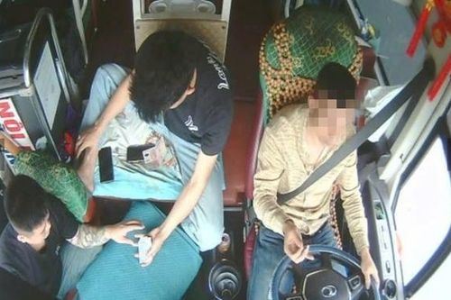 'Đánh cược' tính mạng hành khách, lái xe và phụ xe đánh bài khi xe chạy trên cao tốc