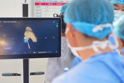 Thoái hóa khớp gối giai đoạn cuối được thay khớp bằng robot, người bệnh sớm đi lại sau mổ