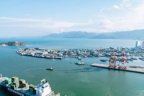 Tàu Hải Âu 199 tải trọng 2.000 tấn mắc cạn trên vùng biển Quy Nhơn