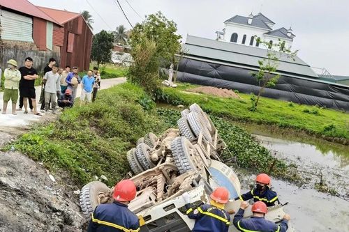 Kịp thời giải cứu nạn nhân trong xe bê tông lật xuống ao