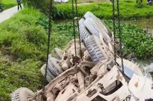 Nghẹt thở cảnh giải cứu người đàn ông mắc kẹt trong chiếc xe bê tông lật xuống ao
