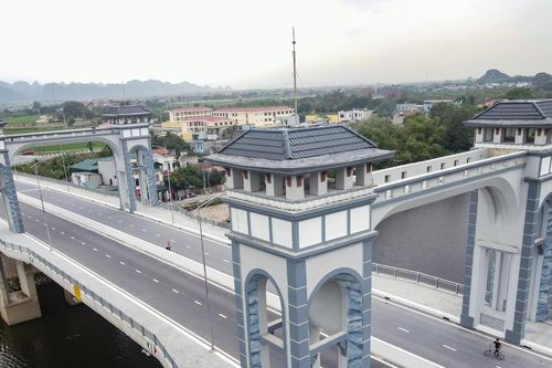 Cây cầu có 2 tháp vọng ở Ninh Bình