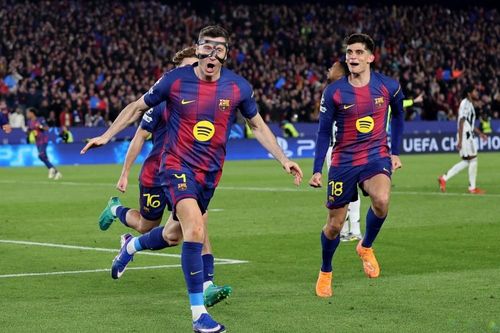 Lewandowski đi vào lịch sử Champions League