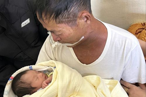 Xúc động cảnh ông nội ung thư gắng gượng bế cháu lần cuối