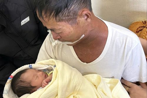 Ông nội đeo ống thở, gắng bế cháu nội lần cuối trước khi qua đời
