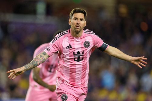 Messi cán mốc 900 bàn