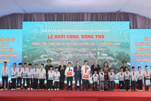Phó Thủ tướng Thường trực Nguyễn Hòa Bình dự lễ khởi công trường học vùng biên tại Hà Tĩnh