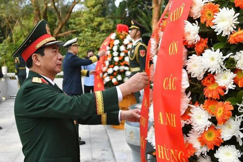 Đại tướng Phan Văn Giang và Thượng tướng Đổng Quân dâng hoa trước Đài tưởng niệm liệt sĩ cách mạng nhân dân Việt-Trung