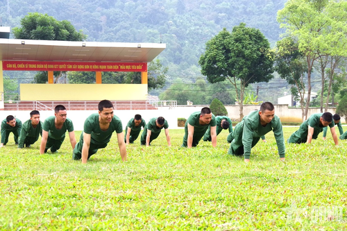 Chiến sĩ mới Trung đoàn 877 bắt nhịp quân ngũ