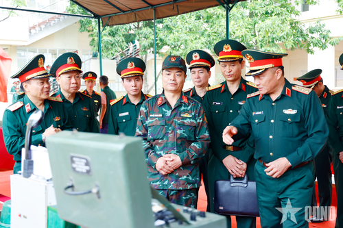 Thượng tướng Nguyễn Văn Hiền kiểm tra tại Trường Sĩ quan Pháo binh