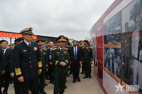 Đại tướng Phan Văn Giang và Thượng tướng Đổng Quân tham quan Khu Di tích 'Đường Hồ Chí Minh trên biển'