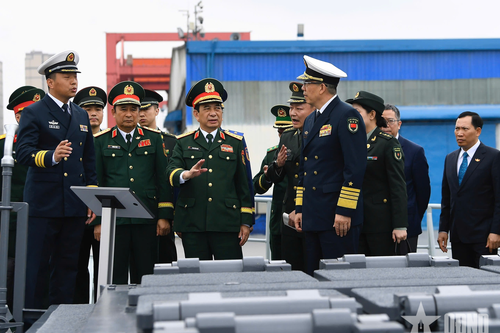 Bộ trưởng Bộ Quốc phòng Việt Nam và Trung Quốc dự Lễ khởi hành tuần tra liên hợp hải quân