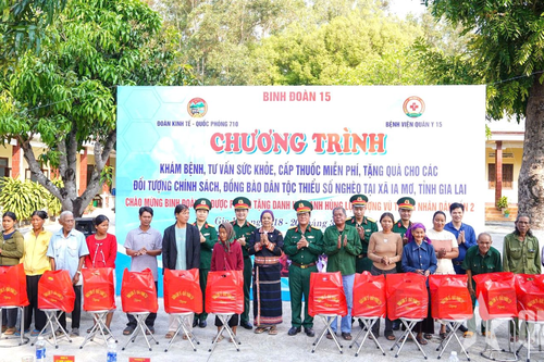 Thiết thực hoạt động khám bệnh, cấp thuốc, tặng quà nhân dân xã biên giới