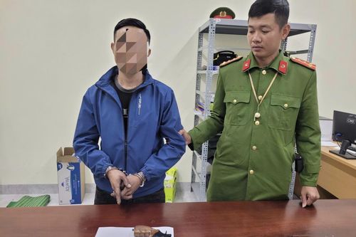 Bắt quả tang đối tượng tàng trữ súng