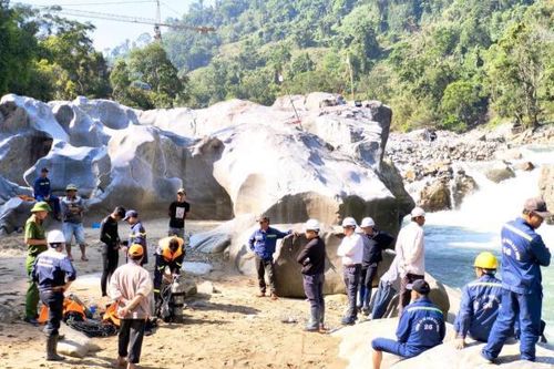 Huy động nhiều lực lượng, tìm thấy thi thể công nhân mất tích tại suối Đăk Mi