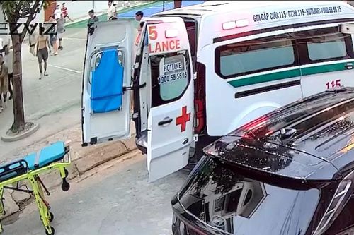 Tặng giấy khen 2 bác sĩ kịp thời cứu người ngã quỵ ở sân thể thao