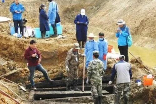 Bật nắp quan tài cổ nghìn năm, chuyên gia sốc với thứ màu trắng bên trong