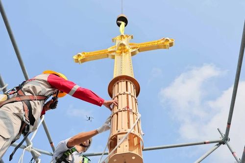 Hai Thánh giá mạ vàng 400 kg được lắp đặt tại Nhà thờ Đức Bà