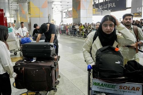 1.000 người Ấn Độ kẹt lại Iran, hàng chục nghìn học sinh bỏ lỡ kỳ thi tốt nghiệp trung học