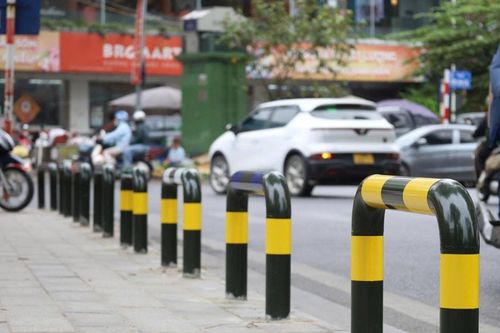 Hà Nội lắp đặt rào chắn ngăn ô tô lấn chiếm, trả lại vỉa hè cho người đi bộ