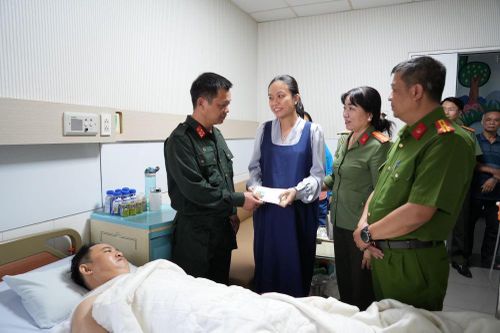 Thiếu tá công an bị du khách đâm bị thương