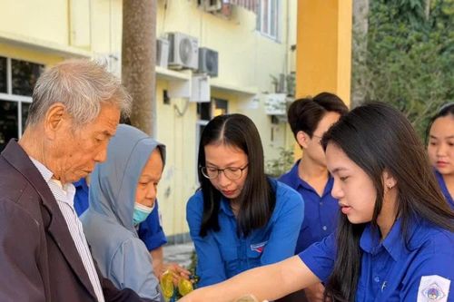 Đoàn viên, thanh niên trao suất ăn miễn phí cho các bệnh nhân có hoàn cảnh khó khăn