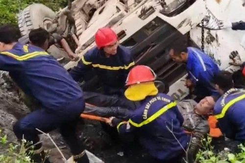 Giải cứu tài xế mắc kẹt trong xe trộn bê tông lật xuống ao